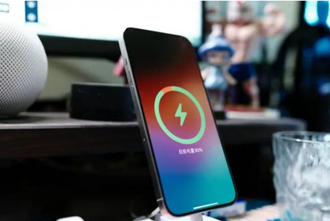 阜城苹果15换屏服务分享用什么充电器给iPhone15充电更好 